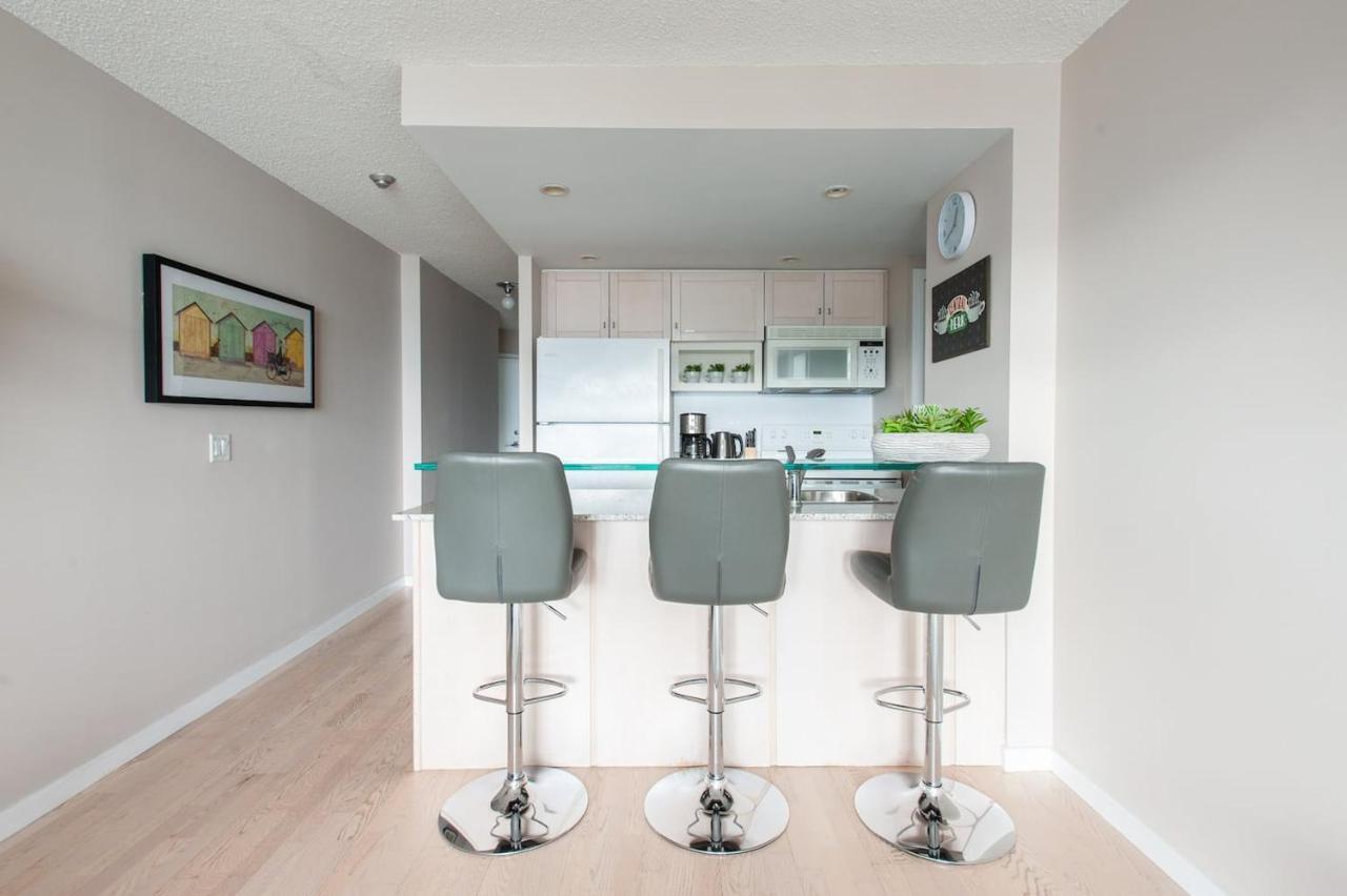 Right By The Lake Downtown Condo, 1 Bedroom, 1 Free Parking Privatunterkunft Toronto