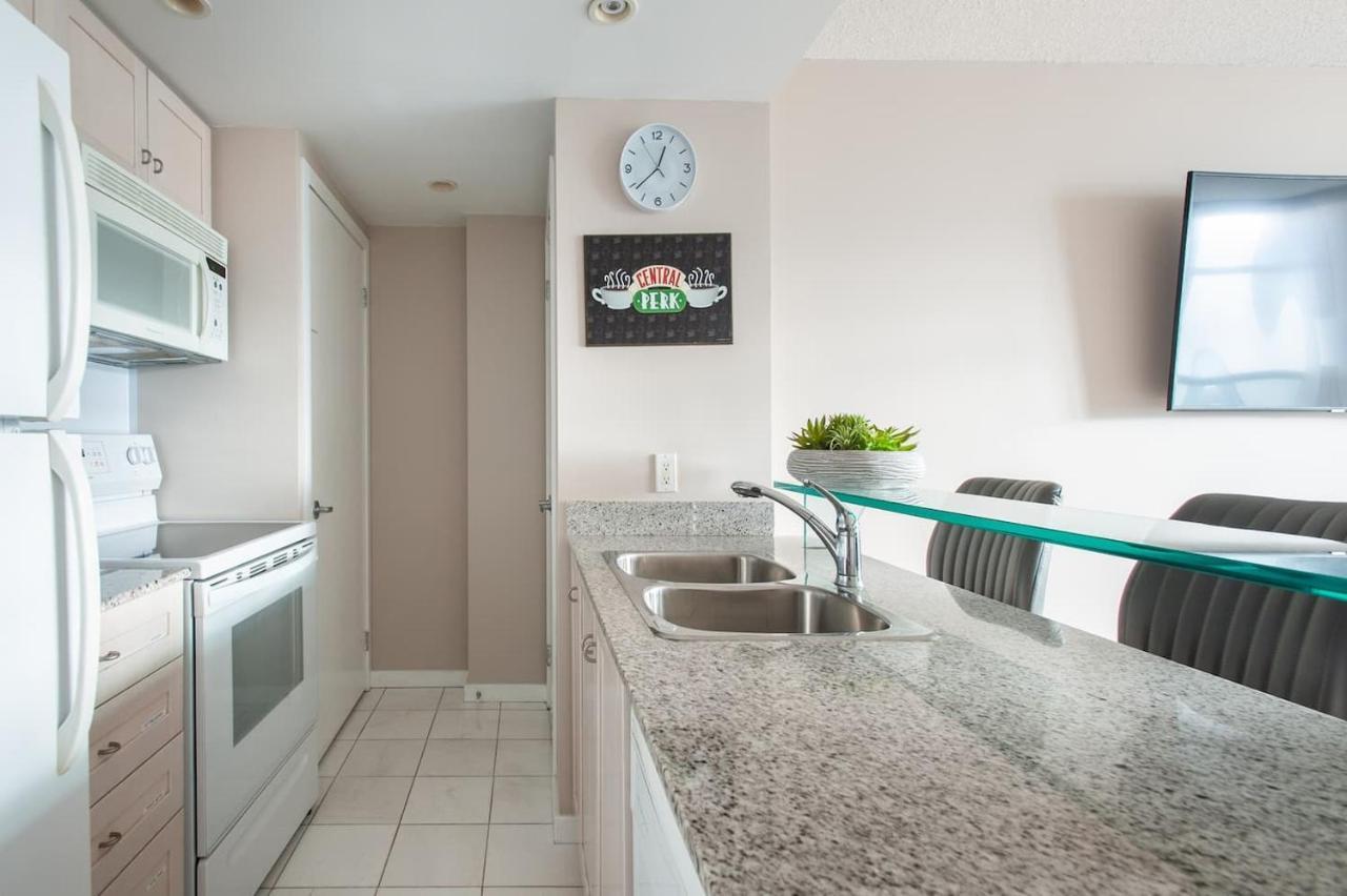 Right By The Lake Downtown Condo, 1 Bedroom, 1 Free Parking Privatunterkunft
