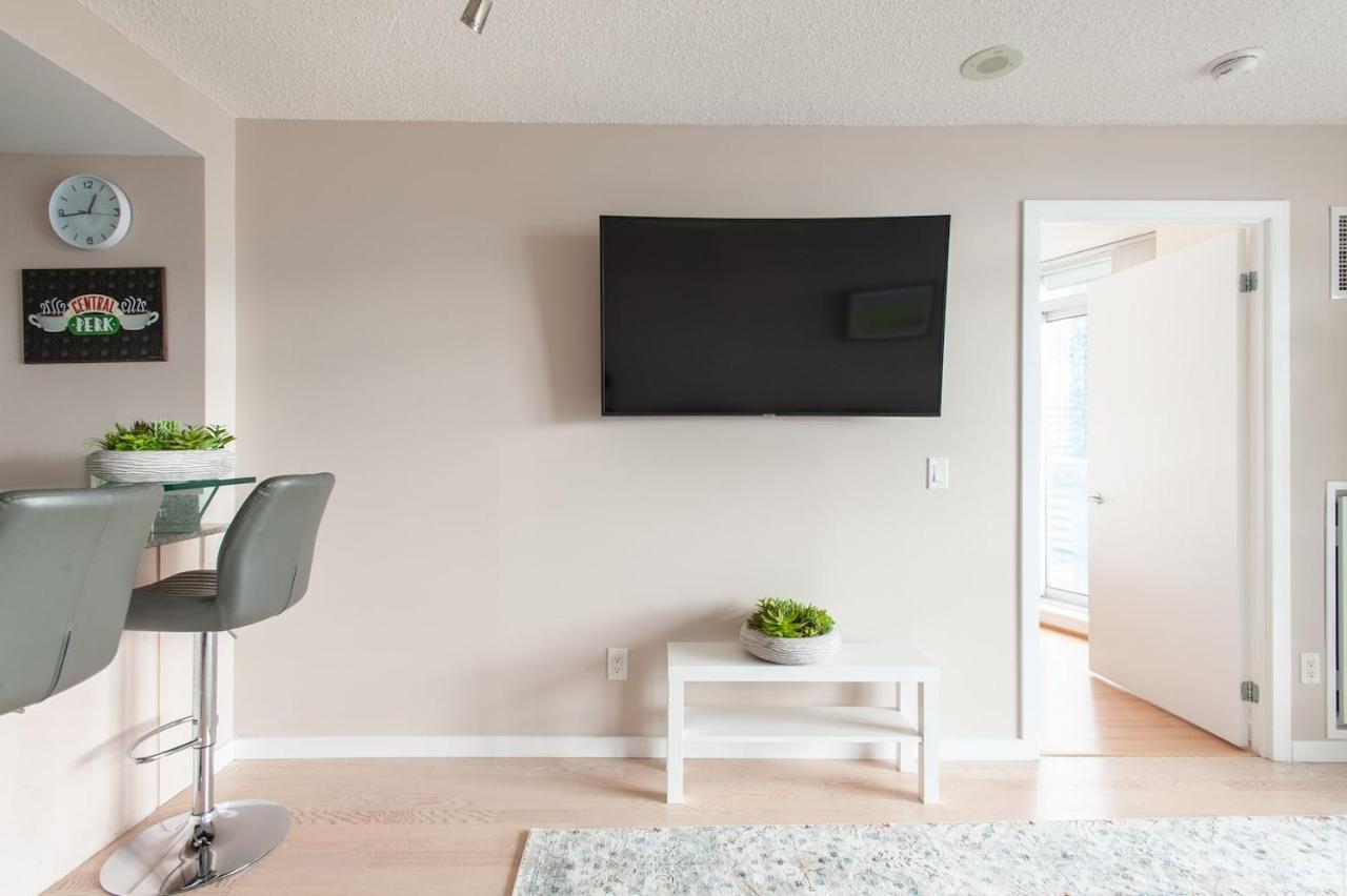 Right By The Lake Downtown Condo, 1 Bedroom, 1 Free Parking Privatunterkunft Toronto