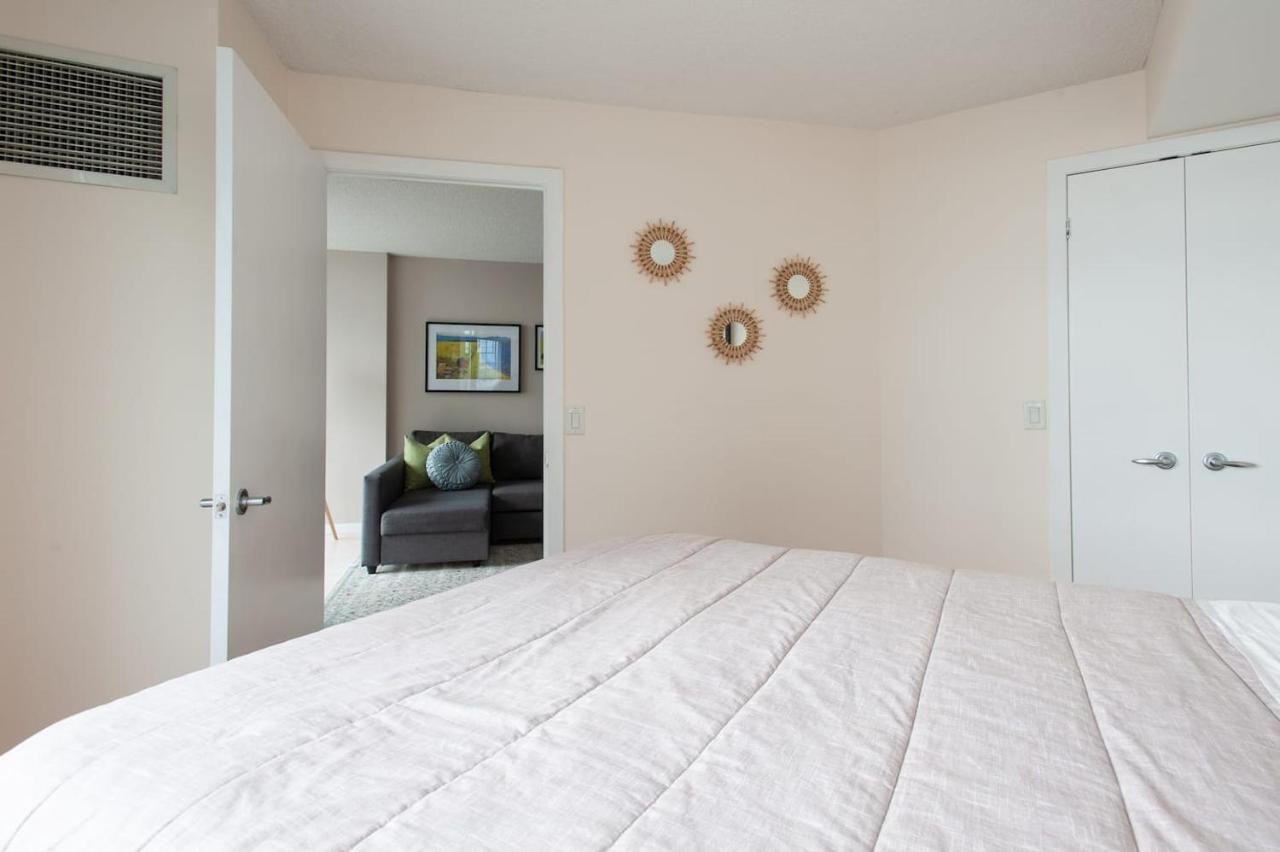 Right By The Lake Downtown Condo, 1 Bedroom, 1 Free Parking Privatunterkunft Toronto